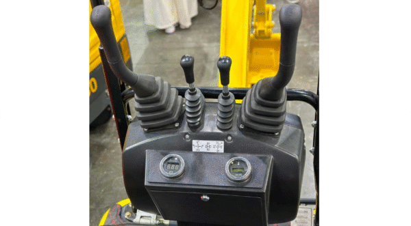 Mini Excavadora TYMBIA 1000kg con motor diésel KOOP de 1 cilindro y profundidad de excavacion 1600mm. Incluye cazo de 20mm, de 40mm y de 80mm – Image 6